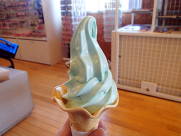 青バラのソフトクリーム